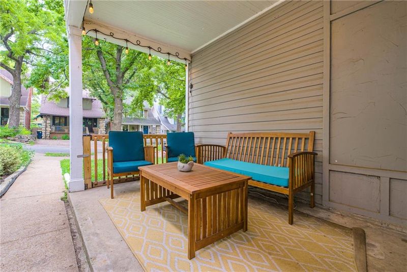 618 E 42nd St, Kansas City, MO 64110