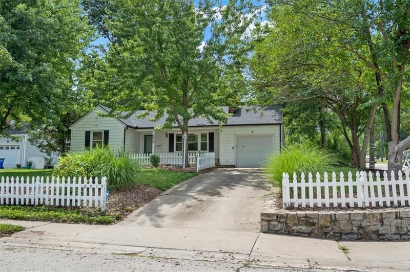 8515 W 57th St, Merriam, KS 66202