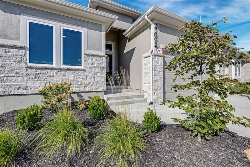 22092 W 94th Ter, Lenexa, KS 66220