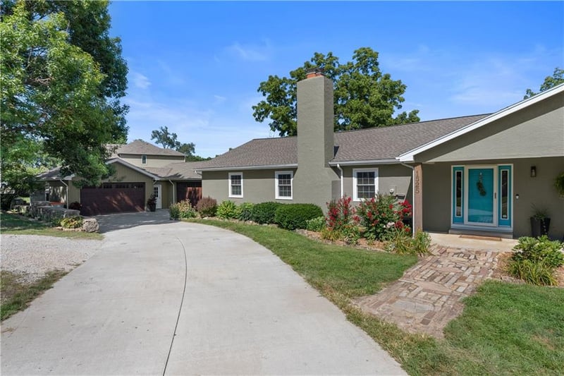 1525 NE Ozark Dr, Lee's Summit, MO 64086