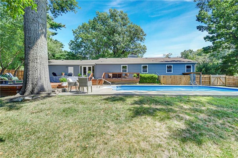 9440 Manor Rd, Leawood, KS 66206