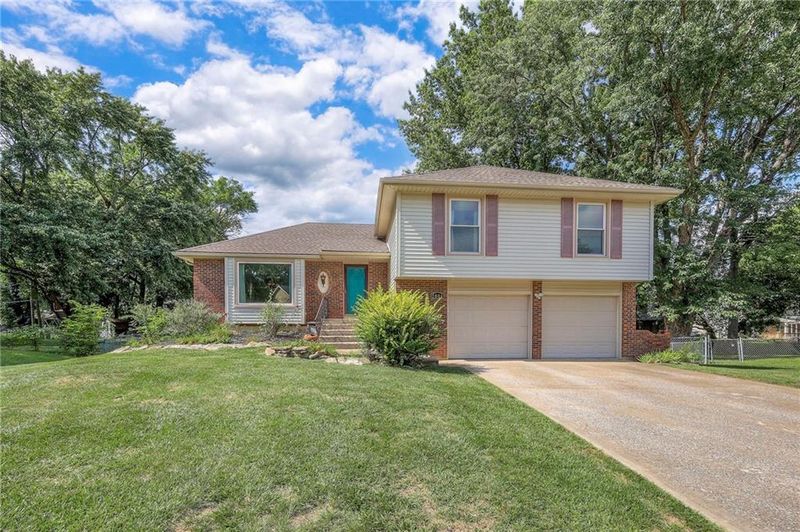 2004 E Cherokee Pl, Olathe, KS 66062
