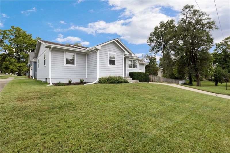 101 S 5th St, Paola, KS 66071