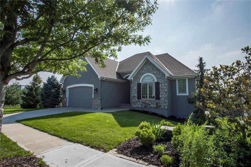 16505 Hemlock St, Overland Park, KS 66085