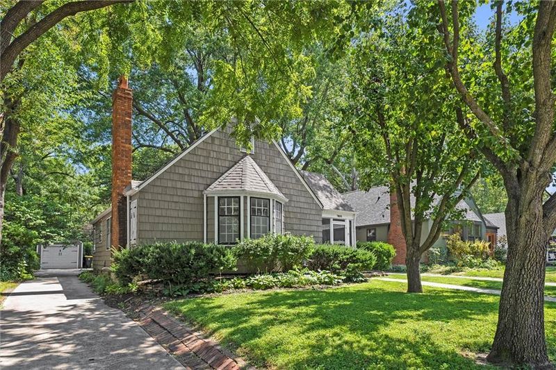 7605 Madison St, Kansas City, MO 64114