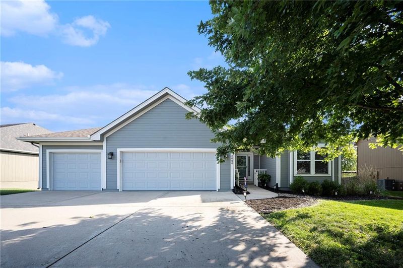 2000 Lake Dr, Smithville, MO 64089