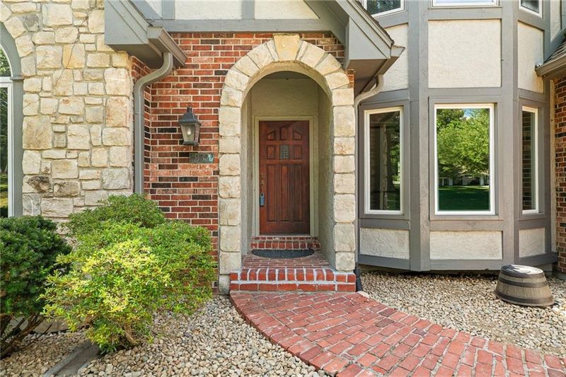 932 NW Bent Tree Dr, Lee's Summit, MO 64081