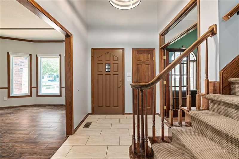 932 NW Bent Tree Dr, Lee's Summit, MO 64081