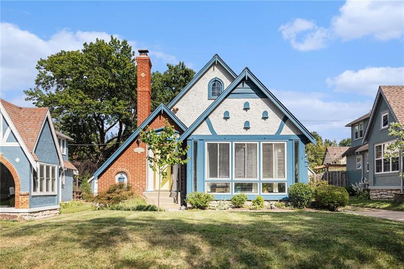 7555 Walnut St, Kansas City, MO 64114