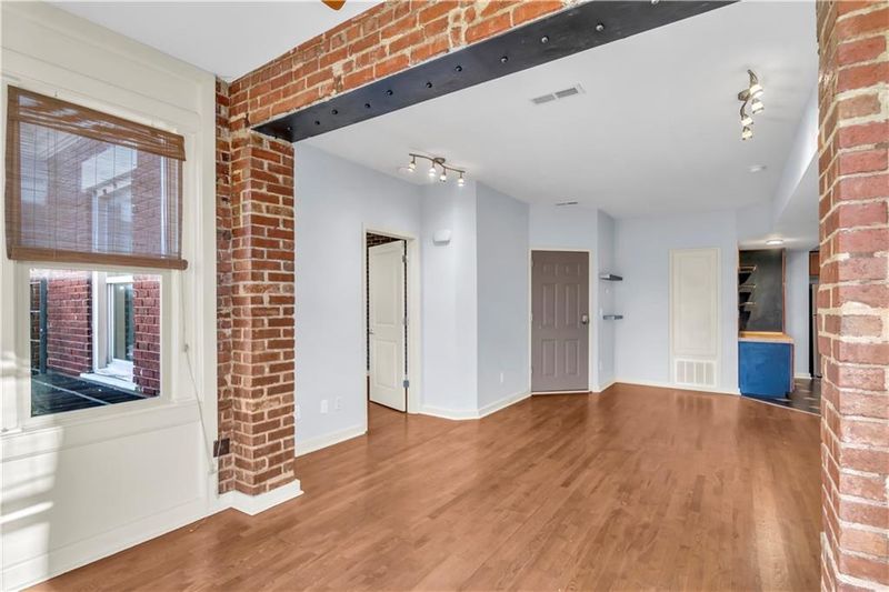 200 E 43rd St #302, Kansas City, MO 64111
