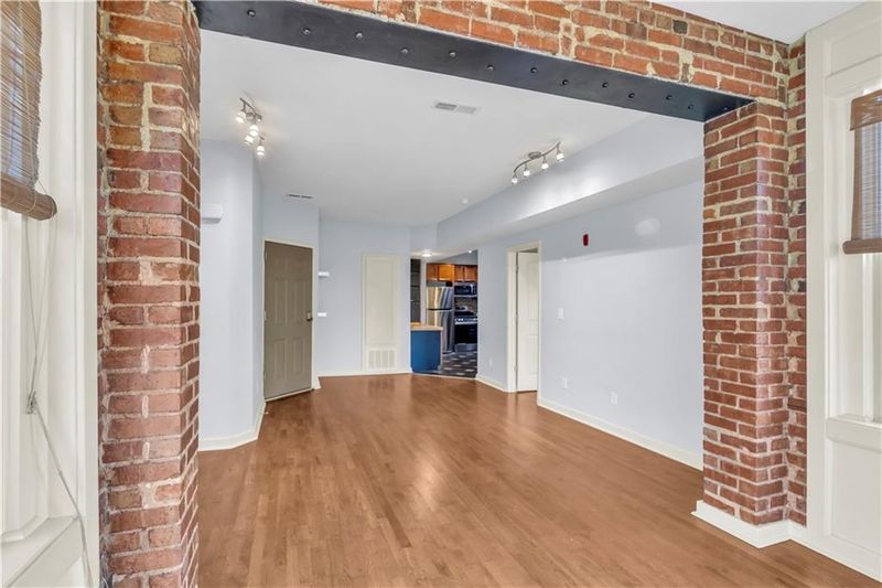 200 E 43rd St #302, Kansas City, MO 64111
