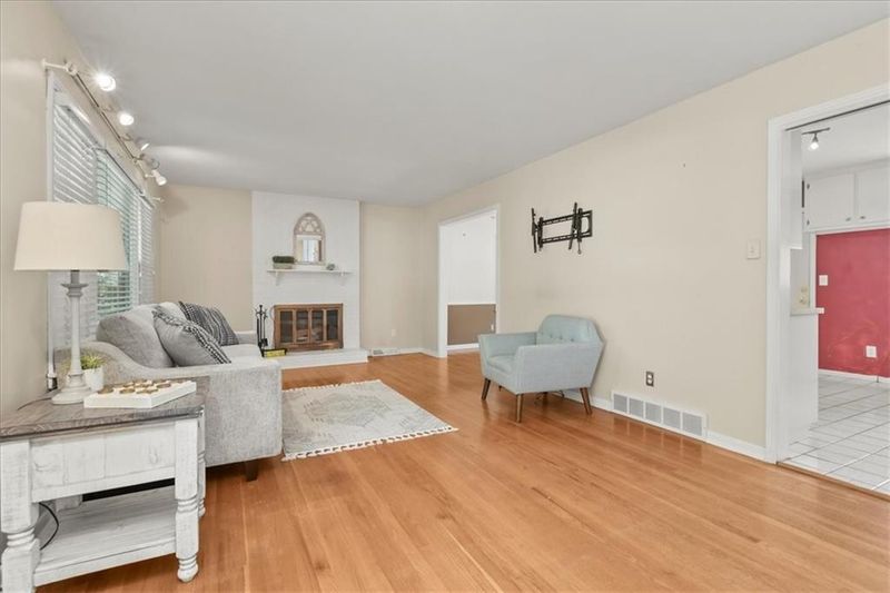 5809 W 100th St, Overland Park, KS 66207