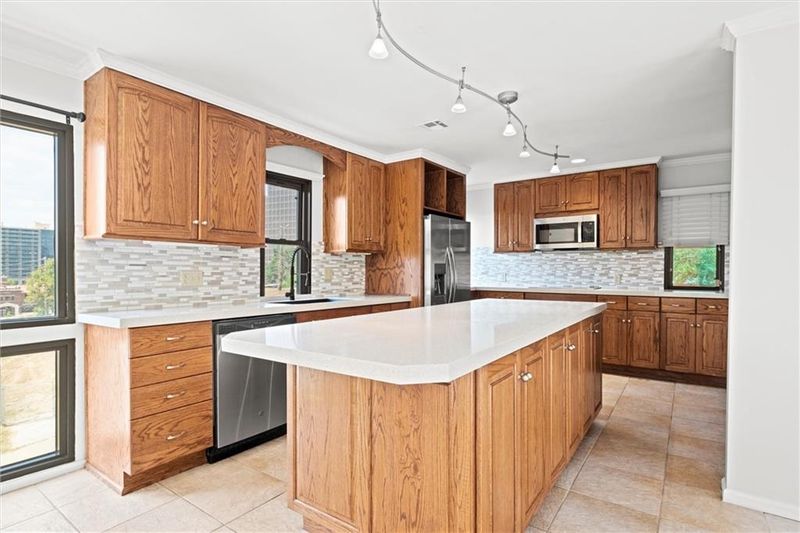4559 Walnut St, Kansas City, MO 64111