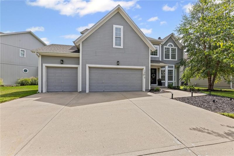 19819 W 96th Ter, Lenexa, KS 66220