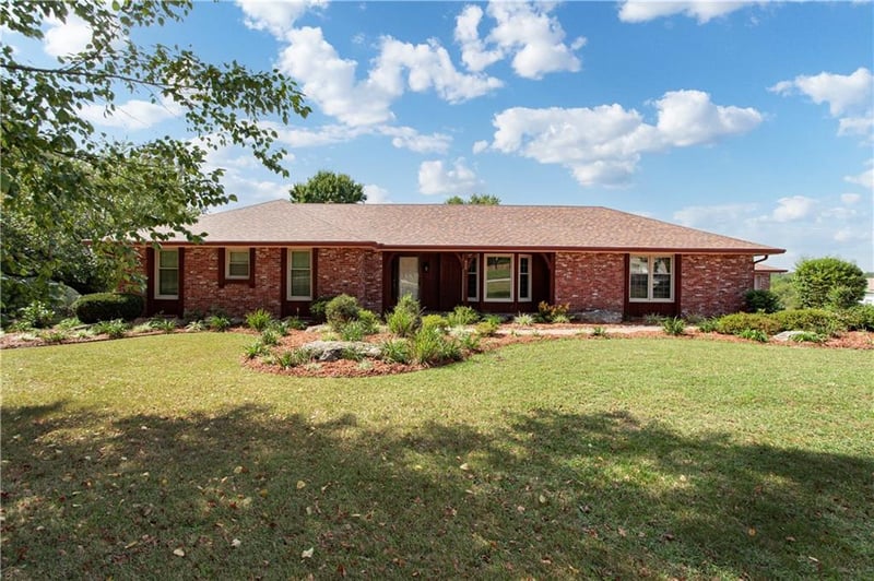 822 Dickinson Rd, Independence, MO 64050