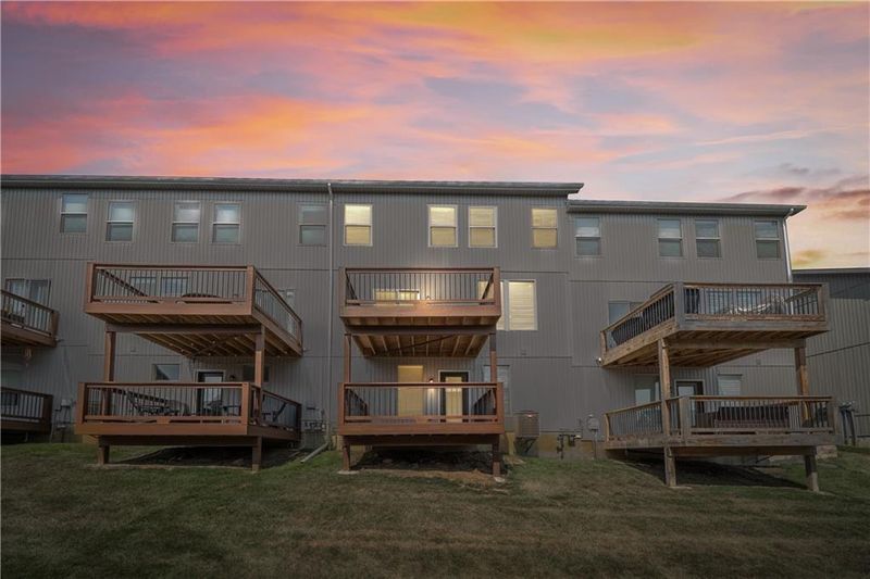 7381 Aaron St, Parkville, MO 64152