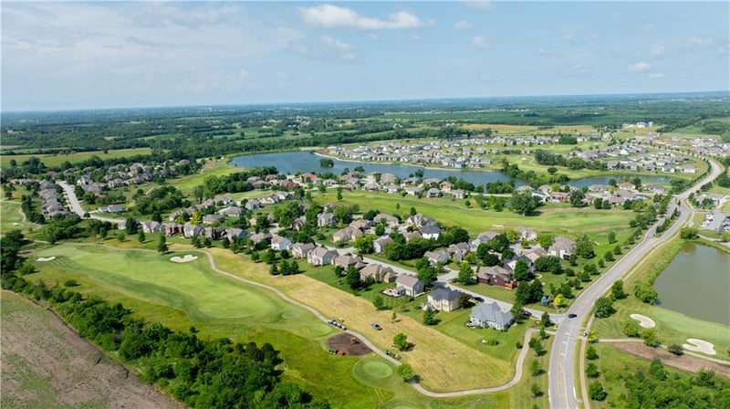 4418 Tee Box Dr, Basehor, KS 66007