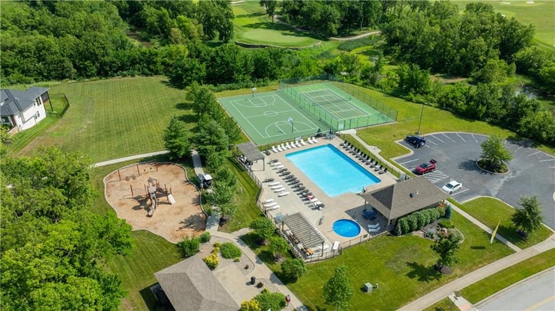 4418 Tee Box Dr, Basehor, KS 66007