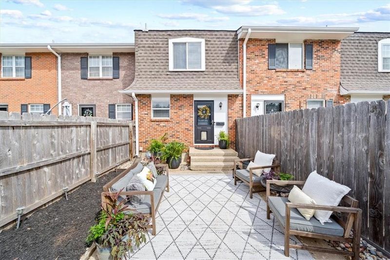 8638 W 85th St, Overland Park, KS 66212