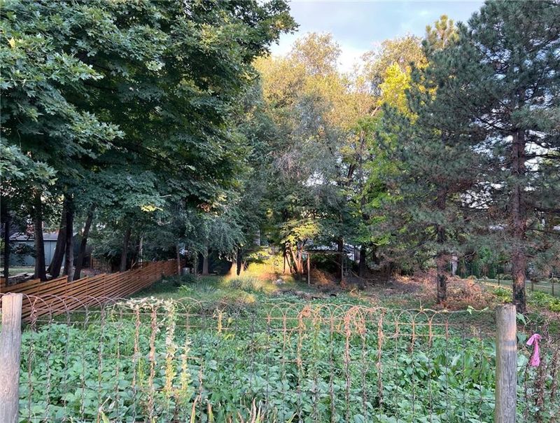 1637 Summit St, Kansas City, MO 64108