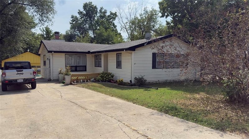 327 E Longfellow St, Claycomo, MO 64119