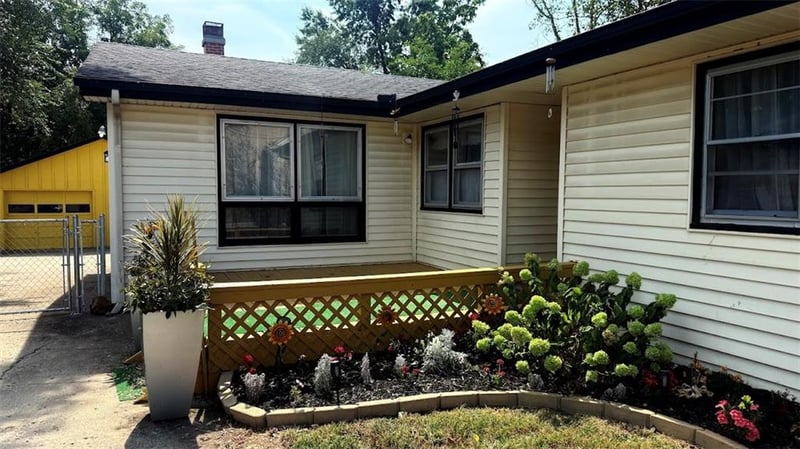 327 E Longfellow St, Claycomo, MO 64119