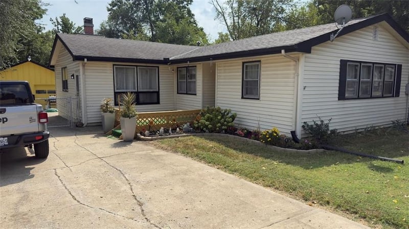327 E Longfellow St, Claycomo, MO 64119