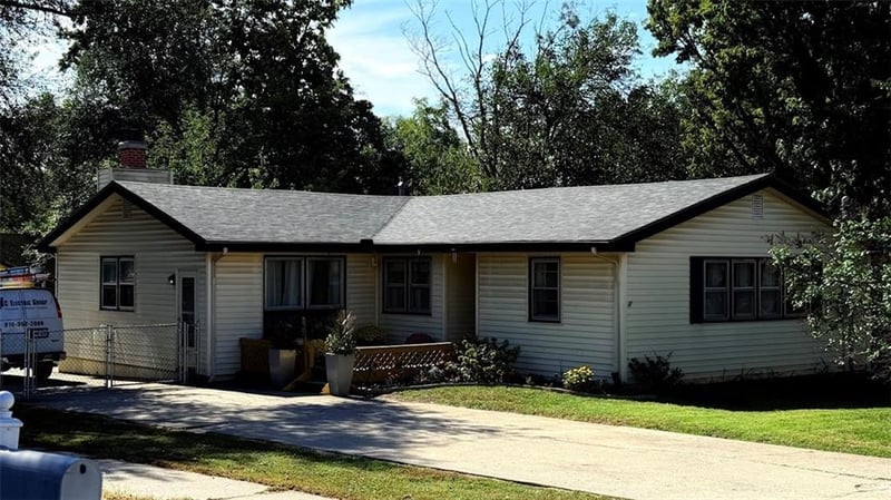 327 E Longfellow St, Claycomo, MO 64119