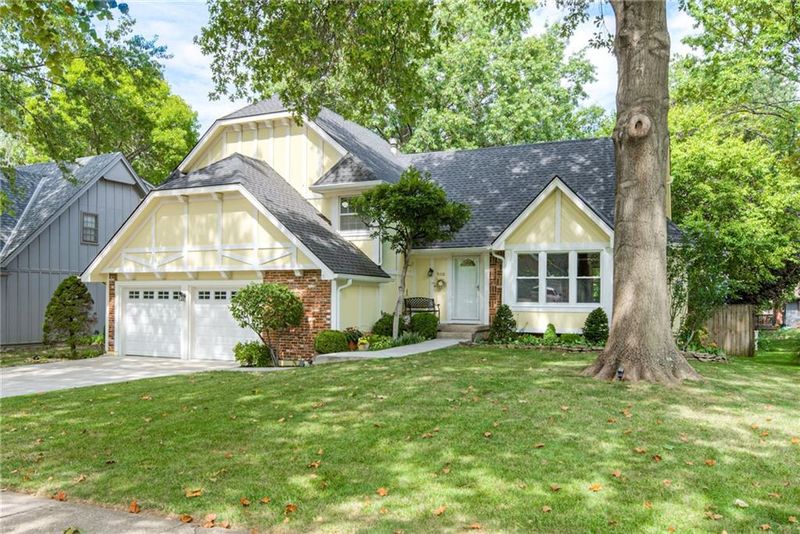 9108 W 113 St, Overland Park, KS 66210