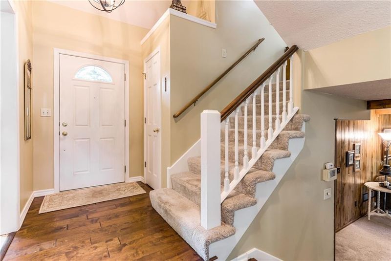 9108 W 113 St, Overland Park, KS 66210