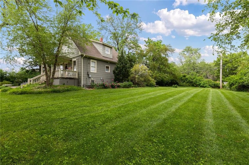 6904 W 79th St, Overland Park, KS 66204