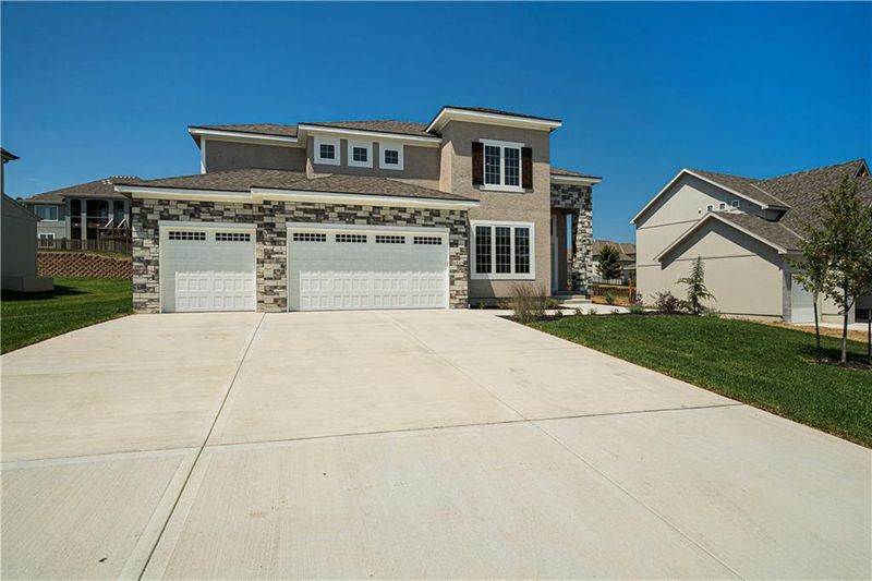 4544 NE Sherwood Dr, Lee's Summit, MO 64064