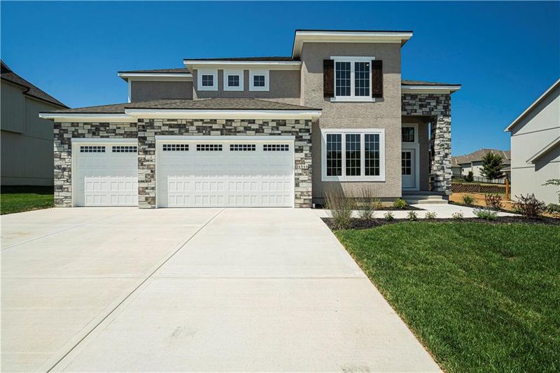 4544 NE Sherwood Dr, Lee's Summit, MO 64064