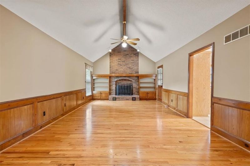 3607 NE Stanton St, Lee's Summit, MO 64064