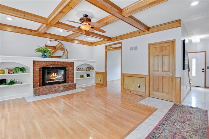 8346 Oakview Cir, Lenexa, KS 66215