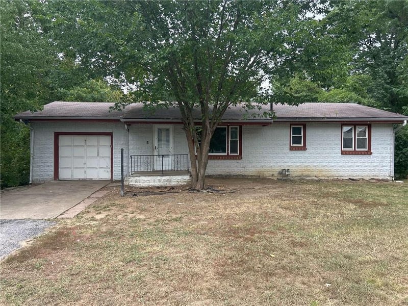 8911 Sammy Ln, Kansas City, MO 64155