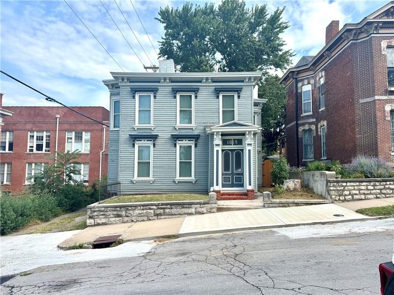 1019 Charles St, St Joseph, MO 64501