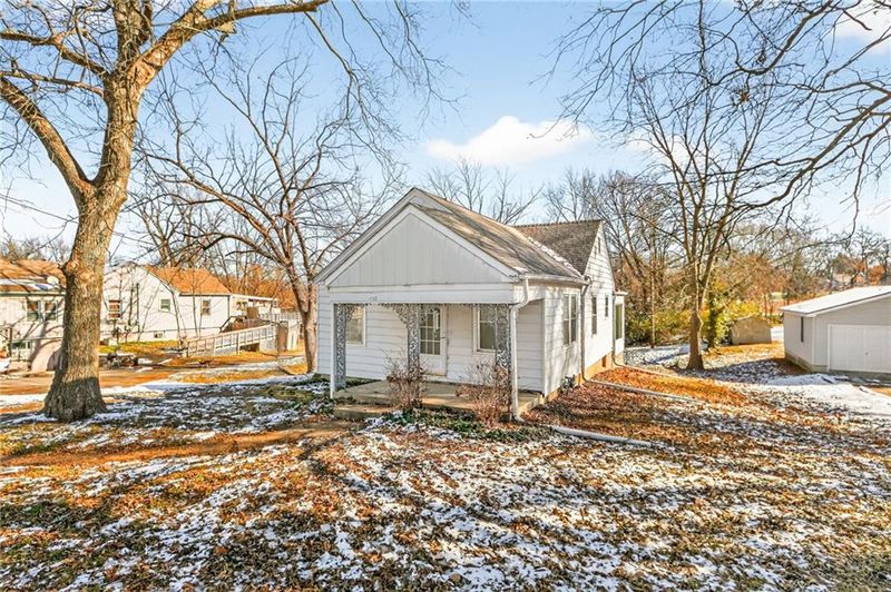 4013 NE Chaumiere Rd, Kansas City, MO 64117