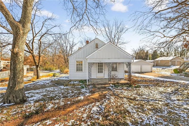 4013 NE Chaumiere Rd, Kansas City, MO 64117