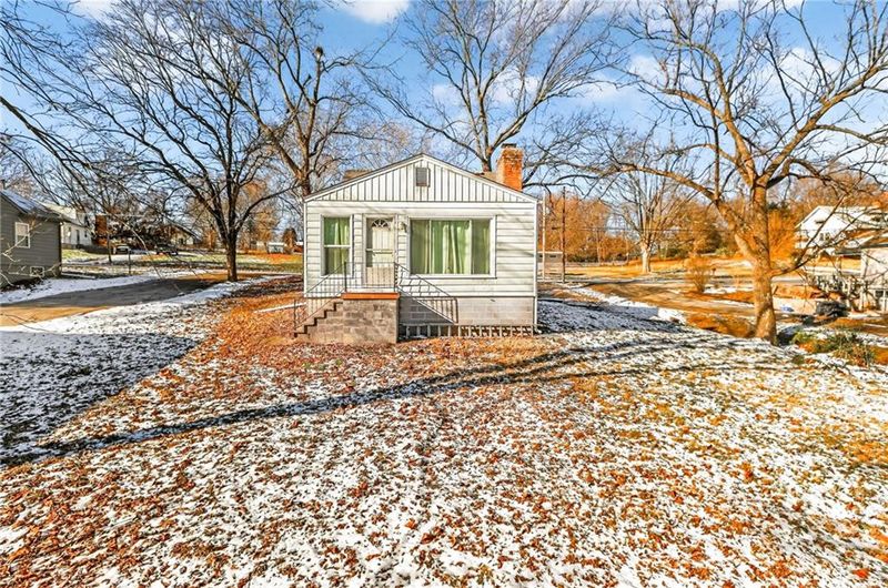 4013 NE Chaumiere Rd, Kansas City, MO 64117