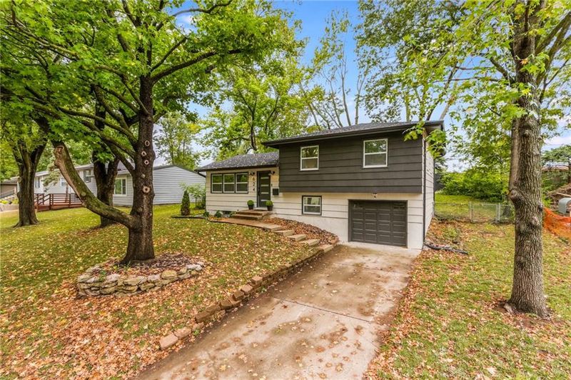 624 NW Village Dr, Lee's Summit, MO 64063