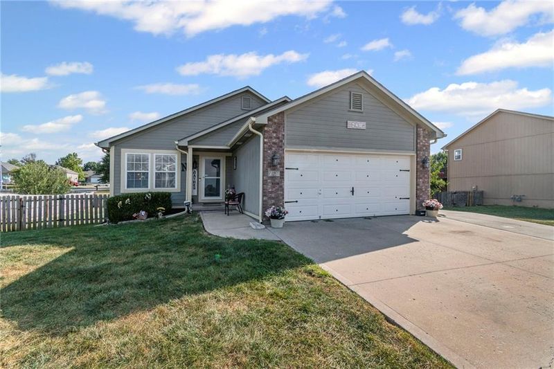621 SW Tisha Ln, Grain Valley, MO 64029