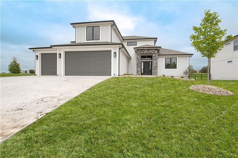 2001 Foxtail Point, Kearney, MO 64060