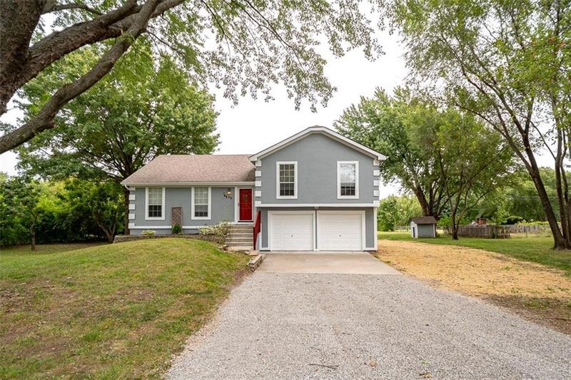14405 Greentree Dr, Olathe, KS 66061