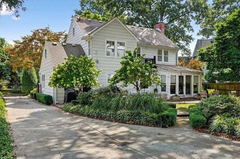 6908 Valley Rd, Kansas City, MO 64113