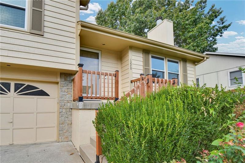 1220 NE Hendrix Dr, Lee's Summit, MO 64086