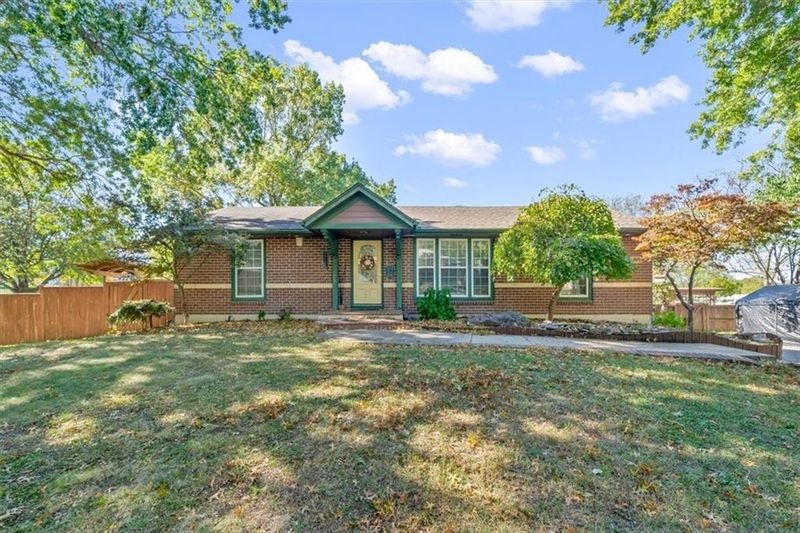 305 NW 17th St, Blue Springs, MO 64015
