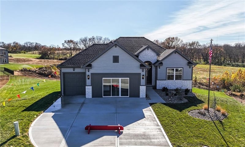 12151 N Forest Ct, Kansas City, MO 64165