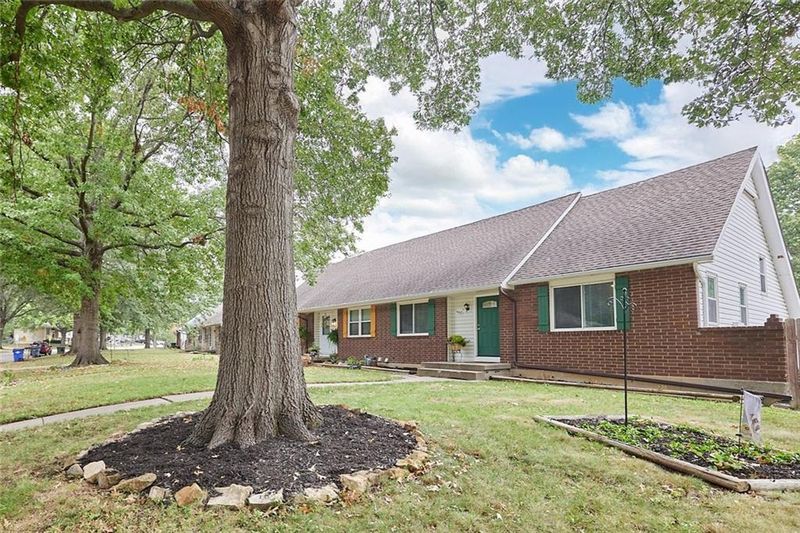 1608 E Haven Ln, Olathe, KS 66062