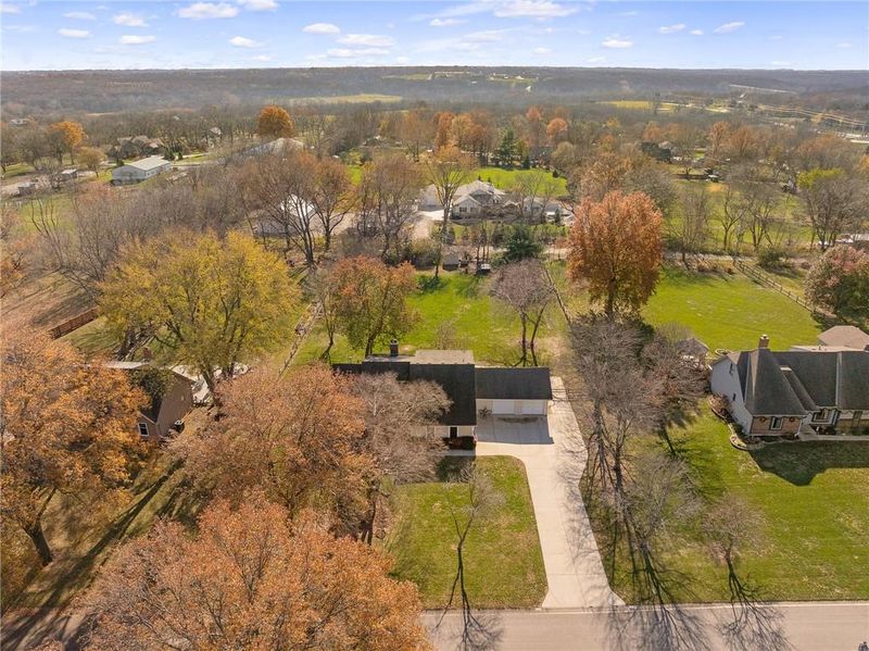 6747 W 164th Ter, Stilwell, KS 66085